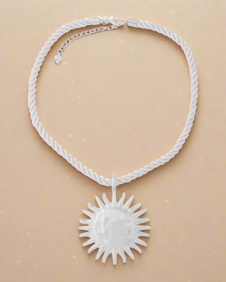 SOLKRAFT HALSKÆDE | Statement med Rustikt Reb og