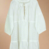 Liv | BLUSE Broderet lethed + strandens elegance