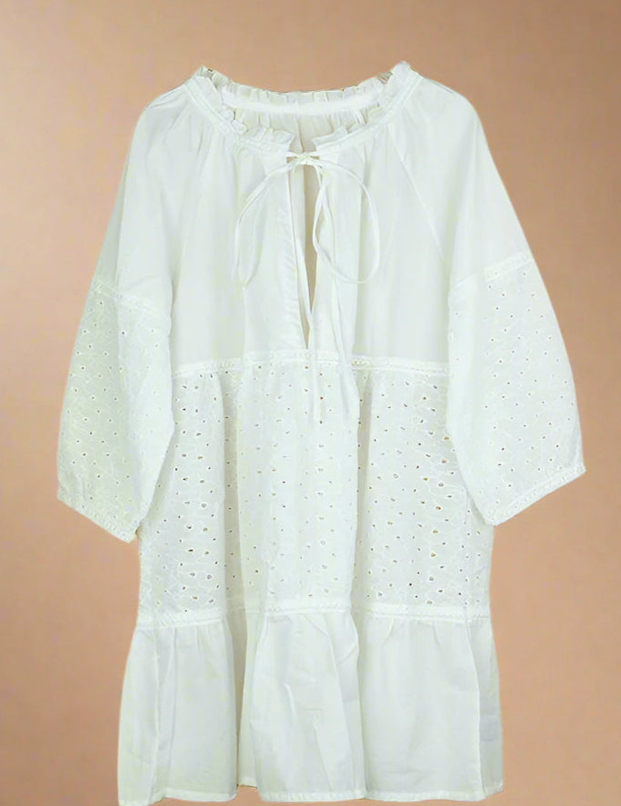 Liv | BLUSE Broderet lethed + strandens elegance