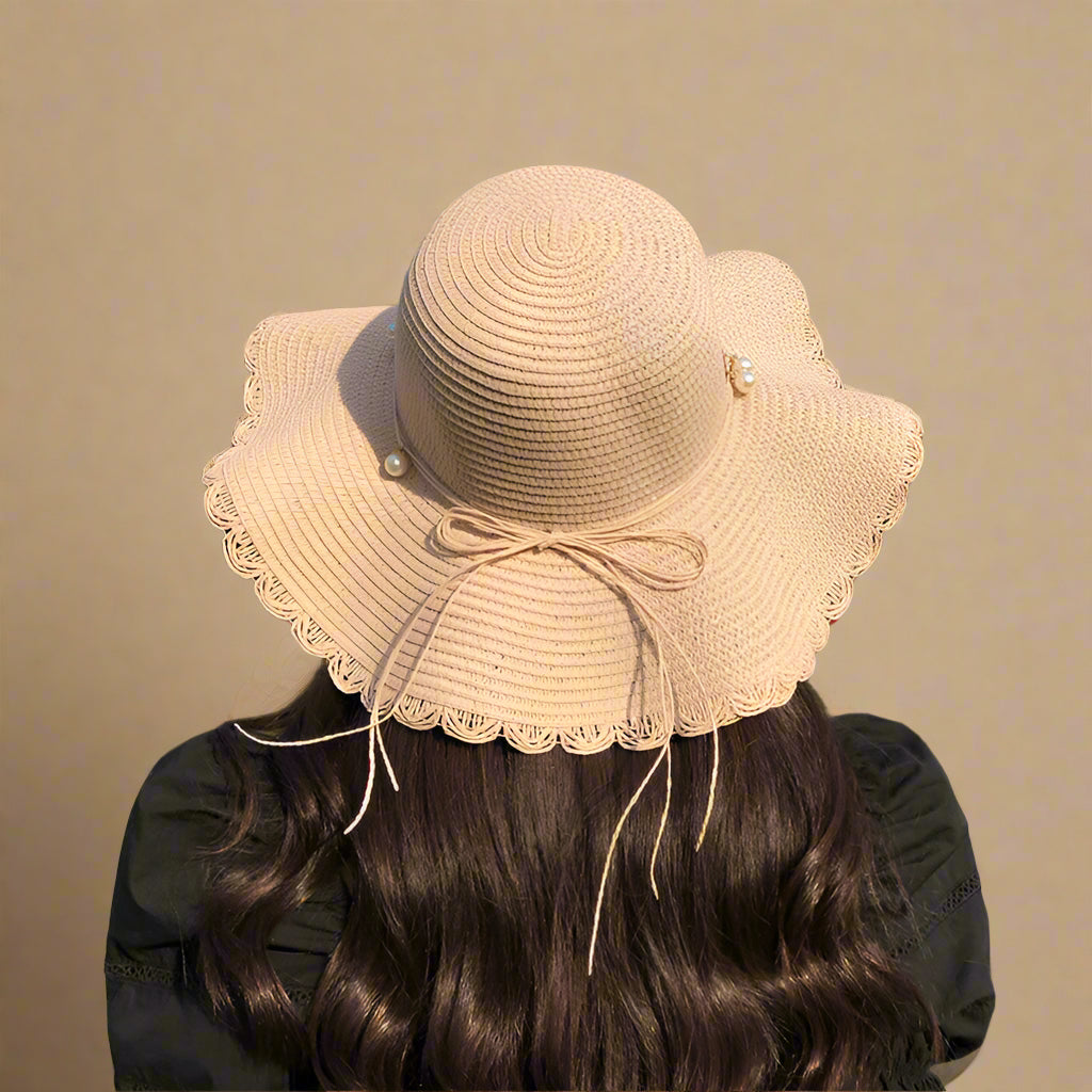Elegant Strandhat Med Perledetaljer | Beskyt & Fremhæv Din Stil