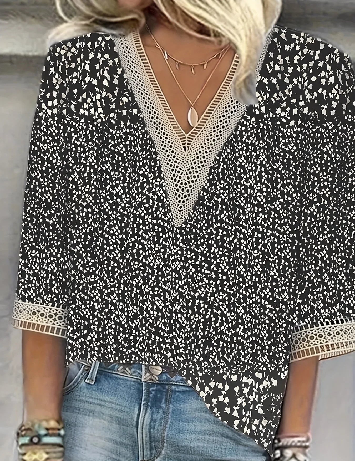 Divina | V-hals Bluse med Korte Ærmer