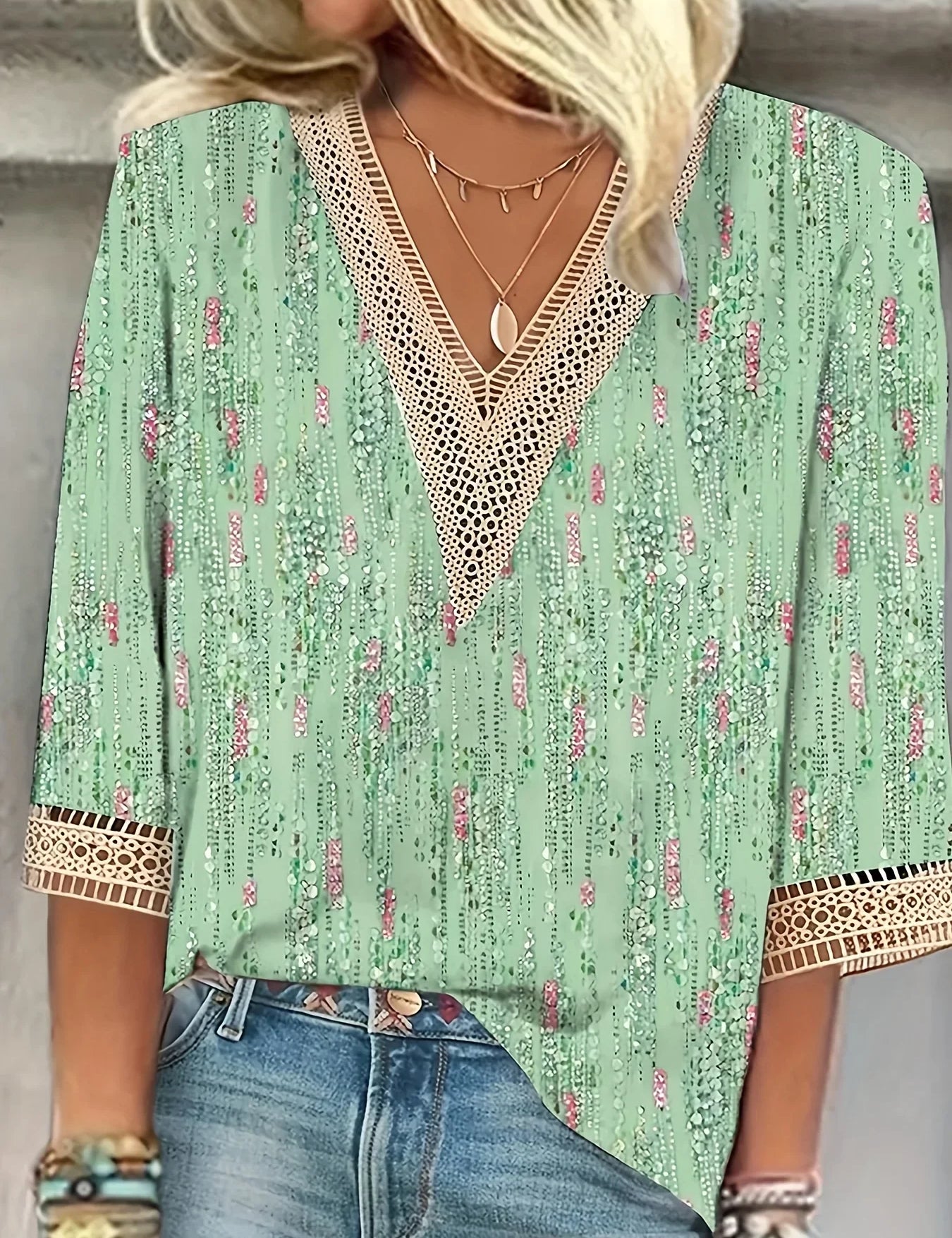 Divina | V-hals Bluse med Korte Ærmer